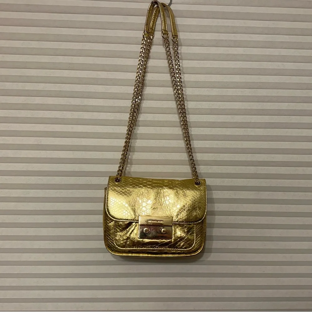 MICHAEL KORS GOLD METALLIC CROSSBODY. EUC RETAILED $358 - Picture 8 of 15